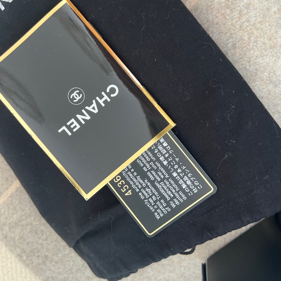 Chanel Caviar Jumbo Square with 24k Gold Hardware - Picture 13 of 13